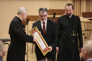 04.03.2020. Kielce. Koncert jubileuszowy z okazji 100 rocznicy obecności posługi Misjonarzy Oblatów Maryi Niepokalanej w Polsce. Na zdjęciu (od lewej): o. Marian Puchała - superior klasztoru na Świętym Krzyżu, Marek Adamczak - firma Auto Adamczyk, o. prof. Paweł Zając - prowincjał Polskiej Prowincji Misjonarzy Oblatów Maryi Niepokalanej / Wiktor Taszłow / Radio Kielce