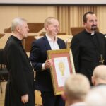 04.03.2020. Kielce. Koncert jubileuszowy z okazji 100 rocznicy obecności posługi Misjonarzy Oblatów Maryi Niepokalanej w Polsce. Na zdjęciu (od lewej): o. Marian Puchała - superior klasztoru na Świętym Krzyżu, Stanisław Rupniewski - firma Supon, o. prof. Paweł Zając - prowincjał Polskiej Prowincji Misjonarzy Oblatów Maryi Niepokalanej / Wiktor Taszłow / Radio Kielce