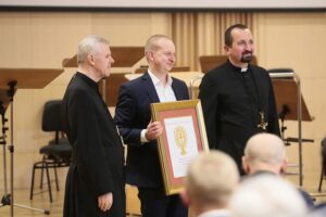 04.03.2020. Kielce. Koncert jubileuszowy z okazji 100 rocznicy obecności posługi Misjonarzy Oblatów Maryi Niepokalanej w Polsce. Na zdjęciu (od lewej): o. Marian Puchała - superior klasztoru na Świętym Krzyżu, Stanisław Rupniewski - firma Supon, o. prof. Paweł Zając - prowincjał Polskiej Prowincji Misjonarzy Oblatów Maryi Niepokalanej / Wiktor Taszłow / Radio Kielce