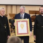 04.03.2020. Kielce. Koncert jubileuszowy z okazji 100 rocznicy obecności posługi Misjonarzy Oblatów Maryi Niepokalanej w Polsce. Na zdjęciu (od lewej): o. Marian Puchała - superior klasztoru na Świętym Krzyżu, Marcin Papaj - Zakład Odlewniczy Metal - Kolor, o. prof. Paweł Zając - prowincjał Polskiej Prowincji Misjonarzy Oblatów Maryi Niepokalanej / Wiktor Taszłow / Radio Kielce