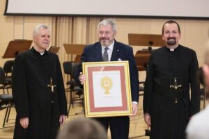 04.03.2020. Kielce. Koncert jubileuszowy z okazji 100 rocznicy obecności posługi Misjonarzy Oblatów Maryi Niepokalanej w Polsce. Na zdjęciu (od lewej): o. Marian Puchała - superior klasztoru na Świętym Krzyżu, Marcin Papaj - Zakład Odlewniczy Metal - Kolor, o. prof. Paweł Zając - prowincjał Polskiej Prowincji Misjonarzy Oblatów Maryi Niepokalanej / Wiktor Taszłow / Radio Kielce