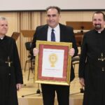 04.03.2020. Kielce. Koncert jubileuszowy z okazji 100 rocznicy obecności posługi Misjonarzy Oblatów Maryi Niepokalanej w Polsce. Na zdjęciu (od lewej): o. Marian Puchała - superior klasztoru na Świętym Krzyżu, Przemysław Predygier - dyrektor TVP3 Kielce, o. prof. Paweł Zając - prowincjał Polskiej Prowincji Misjonarzy Oblatów Maryi Niepokalanej / Wiktor Taszłow / Radio Kielce