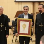 04.03.2020. Kielce. Koncert jubileuszowy z okazji 100 rocznicy obecności posługi Misjonarzy Oblatów Maryi Niepokalanej w Polsce. Na zdjęciu (od lewej): o. Marian Puchała - superior klasztoru na Świętym Krzyżu, Janusz Knap - prezes Radia Kielce, o. prof. Paweł Zając - prowincjał Polskiej Prowincji Misjonarzy Oblatów Maryi Niepokalanej / Wiktor Taszłow / Radio Kielce