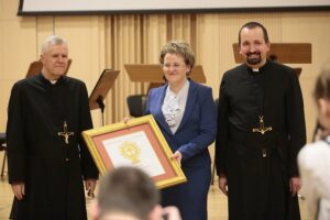 04.03.2020. Kielce. Koncert jubileuszowy z okazji 100 rocznicy obecności posługi Misjonarzy Oblatów Maryi Niepokalanej w Polsce. Na zdjęciu (od lewej): o. Marian Puchała - superior klasztoru na Świętym Krzyżu, Stanisław Wróbel - redaktor naczelny Echa Dnia, o. prof. Paweł Zając - prowincjał Polskiej Prowincji Misjonarzy Oblatów Maryi Niepokalanej / Wiktor Taszłow / Radio Kielce