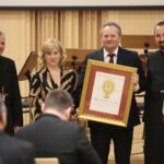 04.03.2020. Kielce. Koncert jubileuszowy z okazji 100 rocznicy obecności posługi Misjonarzy Oblatów Maryi Niepokalanej w Polsce. Na zdjęciu (od lewej): o. Marian Puchała - superior klasztoru na Świętym Krzyżu, Katarzyna Berna - redaktor Radio eM, o. prof. Paweł Zając - prowincjał Polskiej Prowincji Misjonarzy Oblatów Maryi Niepokalanej / Wiktor Taszłow / Radio Kielce