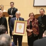 04.03.2020. Kielce. Koncert jubileuszowy z okazji 100 rocznicy obecności posługi Misjonarzy Oblatów Maryi Niepokalanej w Polsce. Na zdjęciu (od lewej): o. Marian Puchała - superior klasztoru na Świętym Krzyżu, Elżbieta i Krzysztof Furmankowie, o. prof. Paweł Zając - prowincjał Polskiej Prowincji Misjonarzy Oblatów Maryi Niepokalanej / Wiktor Taszłow / Radio Kielce
