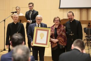 04.03.2020. Kielce. Koncert jubileuszowy z okazji 100 rocznicy obecności posługi Misjonarzy Oblatów Maryi Niepokalanej w Polsce. Na zdjęciu (od lewej): o. Marian Puchała - superior klasztoru na Świętym Krzyżu, Elżbieta i Krzysztof Furmankowie, o. prof. Paweł Zając - prowincjał Polskiej Prowincji Misjonarzy Oblatów Maryi Niepokalanej / Wiktor Taszłow / Radio Kielce