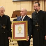 04.03.2020. Kielce. Koncert jubileuszowy z okazji 100 rocznicy obecności posługi Misjonarzy Oblatów Maryi Niepokalanej w Polsce. Na zdjęciu (od lewej): o. Marian Puchała - superior klasztoru na Świętym Krzyżu, Marianna i Ryszard Nosowiczowie, o. prof. Paweł Zając - prowincjał Polskiej Prowincji Misjonarzy Oblatów Maryi Niepokalanej / Wiktor Taszłow / Radio Kielce