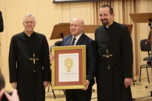 04.03.2020. Kielce. Koncert jubileuszowy z okazji 100 rocznicy obecności posługi Misjonarzy Oblatów Maryi Niepokalanej w Polsce. Na zdjęciu (od lewej): o. Marian Puchała - superior klasztoru na Świętym Krzyżu, Marianna i Ryszard Nosowiczowie, o. prof. Paweł Zając - prowincjał Polskiej Prowincji Misjonarzy Oblatów Maryi Niepokalanej / Wiktor Taszłow / Radio Kielce