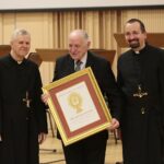 04.03.2020. Kielce. Koncert jubileuszowy z okazji 100 rocznicy obecności posługi Misjonarzy Oblatów Maryi Niepokalanej w Polsce. Na zdjęciu (od lewej): o. Marian Puchała - superior klasztoru na Świętym Krzyżu, Stanisław Wodyński, o. prof. Paweł Zając - prowincjał Polskiej Prowincji Misjonarzy Oblatów Maryi Niepokalanej / Wiktor Taszłow / Radio Kielce