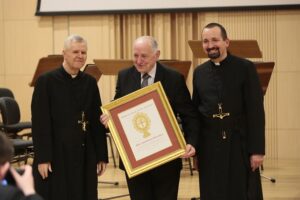 04.03.2020. Kielce. Koncert jubileuszowy z okazji 100 rocznicy obecności posługi Misjonarzy Oblatów Maryi Niepokalanej w Polsce. Na zdjęciu (od lewej): o. Marian Puchała - superior klasztoru na Świętym Krzyżu, Stanisław Wodyński, o. prof. Paweł Zając - prowincjał Polskiej Prowincji Misjonarzy Oblatów Maryi Niepokalanej / Wiktor Taszłow / Radio Kielce