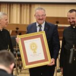 04.03.2020. Kielce. Koncert jubileuszowy z okazji 100 rocznicy obecności posługi Misjonarzy Oblatów Maryi Niepokalanej w Polsce. Na zdjęciu (od lewej): o. Marian Puchała - superior klasztoru na Świętym Krzyżu, Stanisław Adamczyk, o. prof. Paweł Zając - prowincjał Polskiej Prowincji Misjonarzy Oblatów Maryi Niepokalanej / Wiktor Taszłow / Radio Kielce