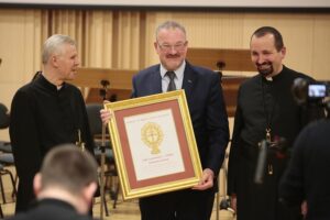 04.03.2020. Kielce. Koncert jubileuszowy z okazji 100 rocznicy obecności posługi Misjonarzy Oblatów Maryi Niepokalanej w Polsce. Na zdjęciu (od lewej): o. Marian Puchała - superior klasztoru na Świętym Krzyżu, Stanisław Adamczyk, o. prof. Paweł Zając - prowincjał Polskiej Prowincji Misjonarzy Oblatów Maryi Niepokalanej / Wiktor Taszłow / Radio Kielce