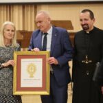 04.03.2020. Kielce. Koncert jubileuszowy z okazji 100 rocznicy obecności posługi Misjonarzy Oblatów Maryi Niepokalanej w Polsce. Na zdjęciu (od lewej): o. Marian Puchała - superior klasztoru na Świętym Krzyżu, Tomasz Sołowij, o. prof. Paweł Zając - prowincjał Polskiej Prowincji Misjonarzy Oblatów Maryi Niepokalanej / Wiktor Taszłow / Radio Kielce