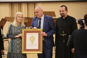 04.03.2020. Kielce. Koncert jubileuszowy z okazji 100 rocznicy obecności posługi Misjonarzy Oblatów Maryi Niepokalanej w Polsce. Na zdjęciu (od lewej): o. Marian Puchała - superior klasztoru na Świętym Krzyżu, Tomasz Sołowij, o. prof. Paweł Zając - prowincjał Polskiej Prowincji Misjonarzy Oblatów Maryi Niepokalanej / Wiktor Taszłow / Radio Kielce