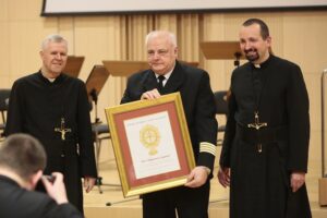 04.03.2020. Kielce. Koncert jubileuszowy z okazji 100 rocznicy obecności posługi Misjonarzy Oblatów Maryi Niepokalanej w Polsce. Na zdjęciu (od lewej): Anna i Mirosław Malinowski, o. prof. Paweł Zając - prowincjał Polskiej Prowincji Misjonarzy Oblatów Maryi Niepokalanej / Wiktor Taszłow / Radio Kielce