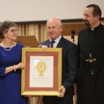 04.03.2020. Kielce. Koncert jubileuszowy z okazji 100 rocznicy obecności posługi Misjonarzy Oblatów Maryi Niepokalanej w Polsce. Na zdjęciu (od lewej): o. Marian Puchała - superior klasztoru na Świętym Krzyżu, Zbigniew Cygan, o. prof. Paweł Zając - prowincjał Polskiej Prowincji Misjonarzy Oblatów Maryi Niepokalanej / Wiktor Taszłow / Radio Kielce