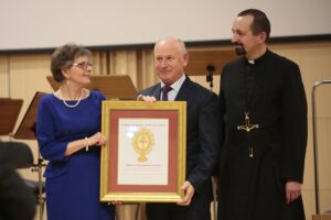 04.03.2020. Kielce. Koncert jubileuszowy z okazji 100 rocznicy obecności posługi Misjonarzy Oblatów Maryi Niepokalanej w Polsce. Na zdjęciu (od lewej): o. Marian Puchała - superior klasztoru na Świętym Krzyżu, Zbigniew Cygan, o. prof. Paweł Zając - prowincjał Polskiej Prowincji Misjonarzy Oblatów Maryi Niepokalanej / Wiktor Taszłow / Radio Kielce