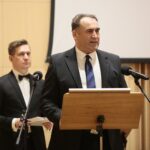 04.03.2020. Kielce. Koncert jubileuszowy z okazji 100 rocznicy obecności posługi Misjonarzy Oblatów Maryi Niepokalanej w Polsce. Na zdjęciu (od lewej): Andrzej Pruś - przewodniczący sejmiku województwa świętokrzyskiego, Magdalena Kusztal -  dyrektor Departamentu Kultury i Dziedzictwa Narodowego w urzędzie marszałkowskim w Kielcach / Wiktor Taszłow / Radio Kielce