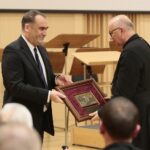 04.03.2020. Kielce. Koncert jubileuszowy z okazji 100 rocznicy obecności posługi Misjonarzy Oblatów Maryi Niepokalanej w Polsce. Przemawia Janusz Knap - prezes Radia Kielce / Wiktor Taszłow / Radio Kielce