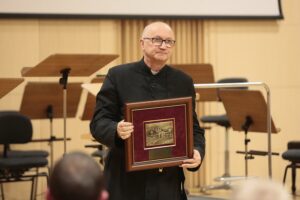 04.03.2020. Kielce. Koncert jubileuszowy z okazji 100 rocznicy obecności posługi Misjonarzy Oblatów Maryi Niepokalanej w Polsce. Na zdjęciu (od lewej): Janusz Knap - prezes Radia Kielce, o. Zygfryd Wiecha - wieloletni superior klasztoru na Świętym Krzyżu / Wiktor Taszłow / Radio Kielce