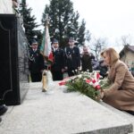 08.03.2020. Bieliny. Obchody 76. rocznicy zamordowania 20 mieszkańców przez hitlerowców. Wieniec składa Anna Krupka - wiceminister sportu / Wiktor Taszłow / Radio Kielce