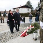 08.03.2020. Bieliny. Obchody 76. rocznicy zamordowania 20 mieszkańców przez hitlerowców. Wieniec składa Agata Wojtyszek - poseł i Krzysztof Słoń - senator / Wiktor Taszłow / Radio Kielce