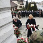 08.03.2020. Bieliny. Obchody 76. rocznicy zamordowania 20 mieszkańców przez hitlerowców. Wieniec składa Mieczysław Gębski - radny sejmiku województwa i Renata Janik - wicemarszałek województwa świętokrzyskiego / Wiktor Taszłow / Radio Kielce