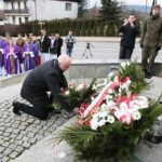 08.03.2020. Bieliny. Obchody 76. rocznicy zamordowania 20 mieszkańców przez hitlerowców. Wieniec składa Rafał Nowak - wicewojewoda świętokrzyski / Wiktor Taszłow / Radio Kielce