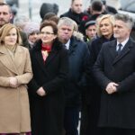 08.03.2020. Bieliny. Obchody 76. rocznicy zamordowania 20 mieszkańców przez hitlerowców. Na zdjęciu (od lewej): Anna Krupka - wiceminister sportu, Agata Wojtyszek - poseł, Mieczysław Gębski - radny sejmiku województwa, Renata Janik - wicemarszałek województwa świętokrzyskiego, Krzysztof Słoń - senator / Wiktor Taszłow / Radio Kielce