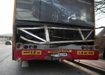 10.02.2020. Kielce. Kierowca BMW wjechał w autobus miejski / Wiktor Taszłow / Radio Kielce