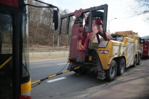 10.02.2020. Kielce. Kierowca BMW wjechał w autobus miejski / Wiktor Taszłow / Radio Kielce