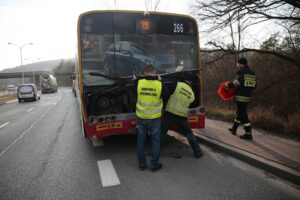 10.02.2020. Kielce. Kierowca BMW wjechał w autobus miejski / Wiktor Taszłow / Radio Kielce