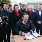 12.03.2020 Wąchock. Konferencja ws. budowy obwodnicy Wąchocka. Na zdjęciu (od lewej): Rafał Nowak - wicewojewoda świętokrzyski, poseł Bartłomiej Dorywalski, poseł Agata Wojtyszek, Rafał Weber - wiceminister infrastruktury, poseł Krzysztof Lipiec, Marek Materek - prezydent Starachowic / Wiktor Taszłow / Radio Kielce