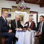 13.03.2020. Kielce. Dworek Laszczyków.  Konferencja prasowa. Na zdjęciu (od lewej): Mariusz Masny - dyrektor Muzeum Wsi Kieleckiej, Andrzej Bętkowski - marszałek województwa świętokrzyskiego, Krzysztof Lipiec - poseł, Jarosław Karyś - wiceprzewodniczący Rady Miasta Kielce / Wiktor Taszłow / Radio Kielce