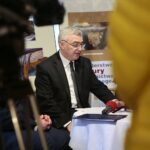 13.03.2020. Kielce. Dworek Laszczyków. Konferencja prasowa. Na zdjęciu (od lewej): Andrzej Bętkowski - marszałek województwa świętokrzyskiego / Wiktor Taszłow / Radio Kielce