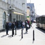 16.03.2020. Kielce. Tłum przed jadłodajnią / Wiktor Taszłow / Radio Kielce