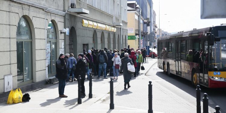 16.03.2020. Kielce. Tłum przed jadłodajnią / Wiktor Taszłow / Radio Kielce