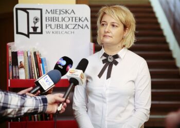 Kielce. 09.12.2019. Punkt do bookcrossingu w kieleckim ratuszu. Na zdjęciu: Anna Żmudzińska - dyrektor Miejskiej Biblioteki Publicznej w Kielcach / Wiktor Taszłow / Radio Kielce