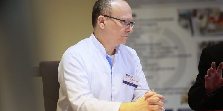 26.02.2020. Kielce. Konferencja w ŚCO. Na zdjęciu: Marcin Pasiarski - kierownik Kliniki Hematologii i Transplantacji Szpiku w ŚCO / Wiktor Taszłow / Radio Kielce