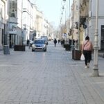 24.03.2020 Kielce. Policja przez megafon nakłania mieszkańców do pozostania w domach i nie gromadzenia się / Jarosław Kubalski / Radio Kielce