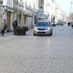 24.03.2020 Kielce. Policja przez megafon nakłania mieszkańców do pozostania w domach i nie gromadzenia się / Jarosław Kubalski / Radio Kielce