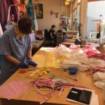 25.03.2020. Kielce. Krawcowe-garderobiane z Kieleckiego Teatru Tańca szyją maseczki dla lekarzy / Daniel Czwartosz