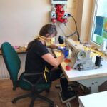 25.03.2020. Kielce. Krawcowe-garderobiane z Kieleckiego Teatru Tańca szyją maseczki dla lekarzy / Daniel Czwartosz