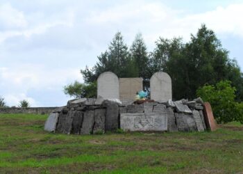 Macewy na cmentarzu żydowskim w Chmielniku / swietokrzyskisztetl.pl