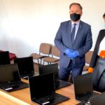 27.04.2020 Koprzywnica. Przekazanie komputerów do zdalnej nauki. Na zdjęciu od lewej: poseł Marek Kwitek i Aleksandra Klubińska - burmistrz Koprzywnicy / Biuro poselskie PiS