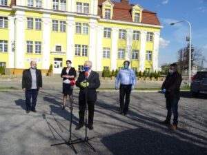 23.04.2020. Ostrowiec Świętokrzyski. Przekazanie środków ochrony dla tamtejszego hospicjum. Od lewej ks. Paweł Anioł - dyrektor hospicjum Dom Ulgi w Cierpieniu Jana Pawła II w Ostrowcu Świętokrzyskim, radna sejmiku Magdalena Zieleń, poseł Krzysztof Lipiec, radny powiatowy Zbigniew Duda, Tomasz Andrzejewski - prezes spółki Ekomedia ze Starachowic / Emilia Sitarska / Radio Kielce