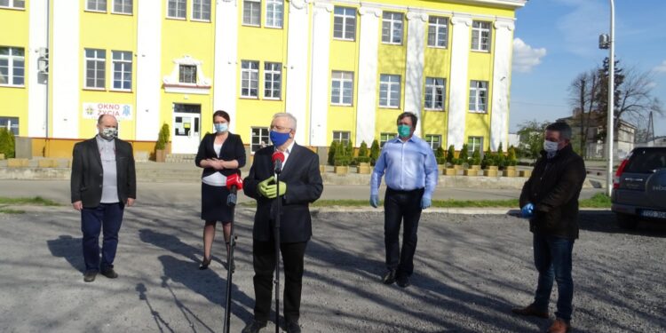 23.04.2020. Ostrowiec Świętokrzyski. Przekazanie środków ochrony dla tamtejszego hospicjum. Od lewej ks. Paweł Anioł - dyrektor hospicjum Dom Ulgi w Cierpieniu Jana Pawła II w Ostrowcu Świętokrzyskim, radna sejmiku Magdalena Zieleń, poseł Krzysztof Lipiec, radny powiatowy Zbigniew Duda, Tomasz Andrzejewski - prezes spółki Ekomedia ze Starachowic / Emilia Sitarska / Radio Kielce