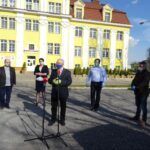 23.04.2020. Ostrowiec Świętokrzyski. Przekazanie środków ochrony dla tamtejszego hospicjum. Na zdjęciu od lewej ks. Paweł Anioł - dyrektor hospicjum Dom Ulgi w Cierpieniu Jana Pawła II w Ostrowcu Świętokrzyskim, Magdalena Zieleń - radna sejmiku, poseł Krzysztof Lipiec, Zbigniew Duda - radny powiatowy, Tomasz Andrzejewski - prezes spółki Ekomedia ze Starachowic / Emilia Sitarska / Radio Kielce