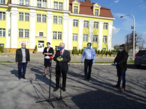 23.04.2020. Ostrowiec Świętokrzyski. Przekazanie środków ochrony dla tamtejszego hospicjum. Na zdjęciu od lewej ks. Paweł Anioł - dyrektor hospicjum Dom Ulgi w Cierpieniu Jana Pawła II w Ostrowcu Świętokrzyskim, Magdalena Zieleń - radna sejmiku, poseł Krzysztof Lipiec, Zbigniew Duda - radny powiatowy, Tomasz Andrzejewski - prezes spółki Ekomedia ze Starachowic / Emilia Sitarska / Radio Kielce